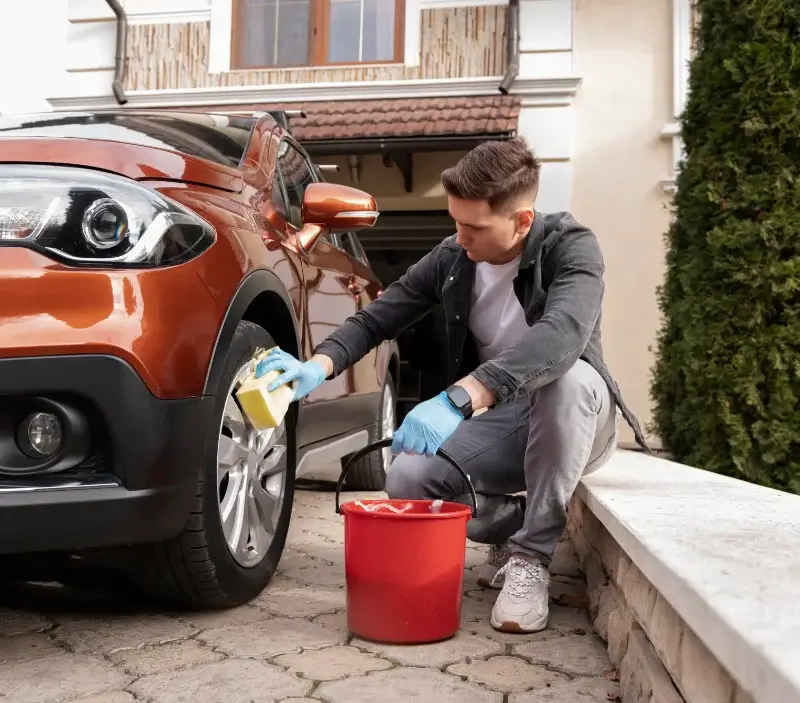 Lavage auto à domicile Chapelle-Vallon : professionnel intervenant sur un véhicule